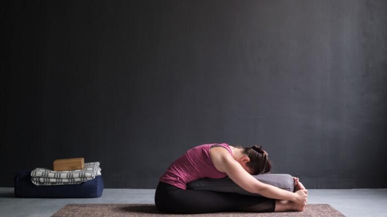 Şişkinliği Önlemek ve Sindirimi Artırmak İçin 4 Basit Yoga Pozu