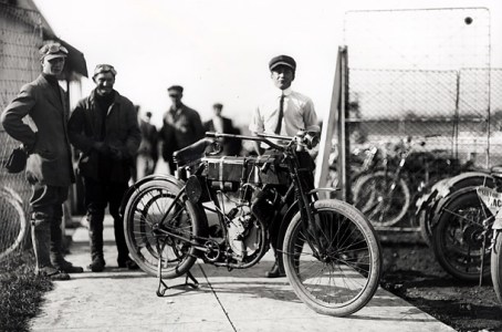 Harley-Davidson-%E2%80%93-racer-motorcycle-1903.jpg