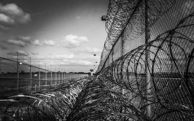 prison-fence-219264_640.webp