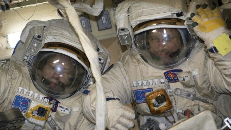 rus-kozmonotlar-uzay-istasyonunun-anteniyle-ugrasirken-yurume-rekoru-kirdilar-1517856606.jpg
