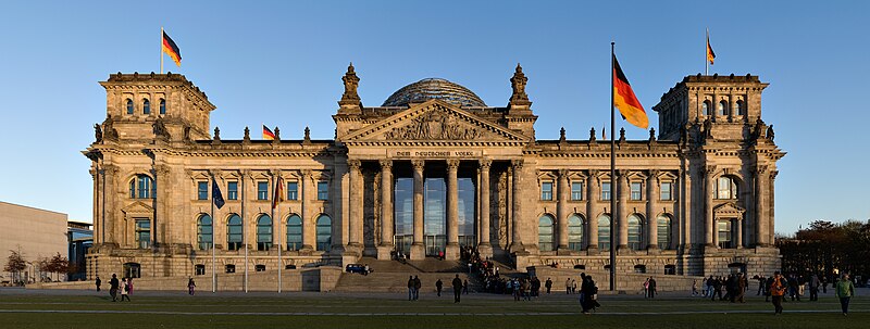 800px-Reichstag_building_Berlin_view_from_west_before_sunset.jpg