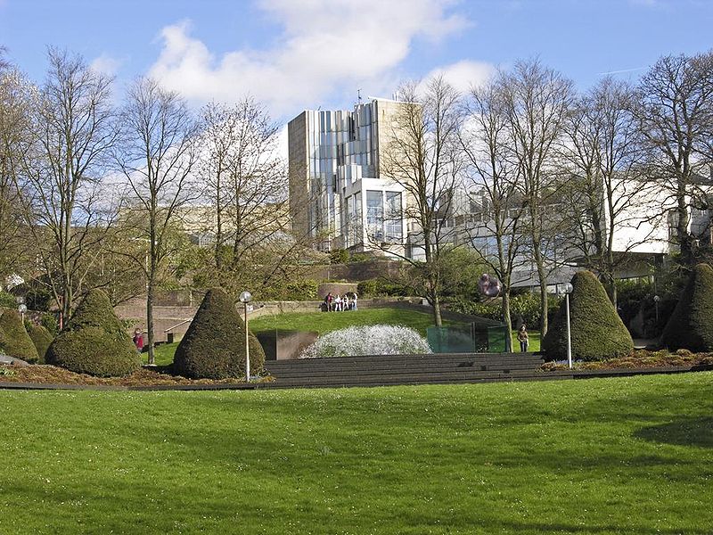 800px-M%C3%B6nchengladbach_museum_mit_skulpturengarten.jpg