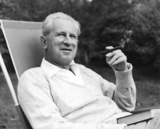 Herbert_Marcuse_in_Newton%2C_Massachusetts_1955.jpeg