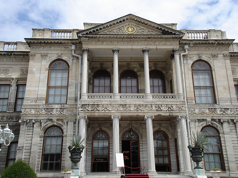 800px-Istanbul_Dolmabahce_entrance.JPG