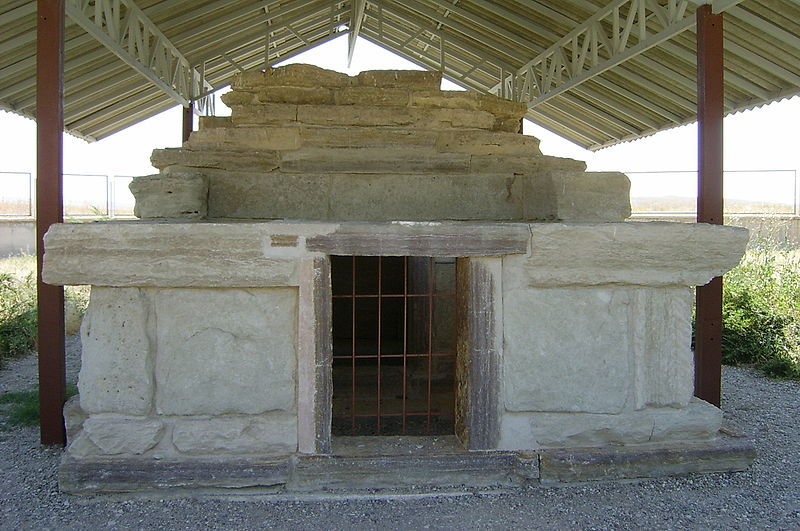 800px-Phrygian_tumulus_interior.JPG