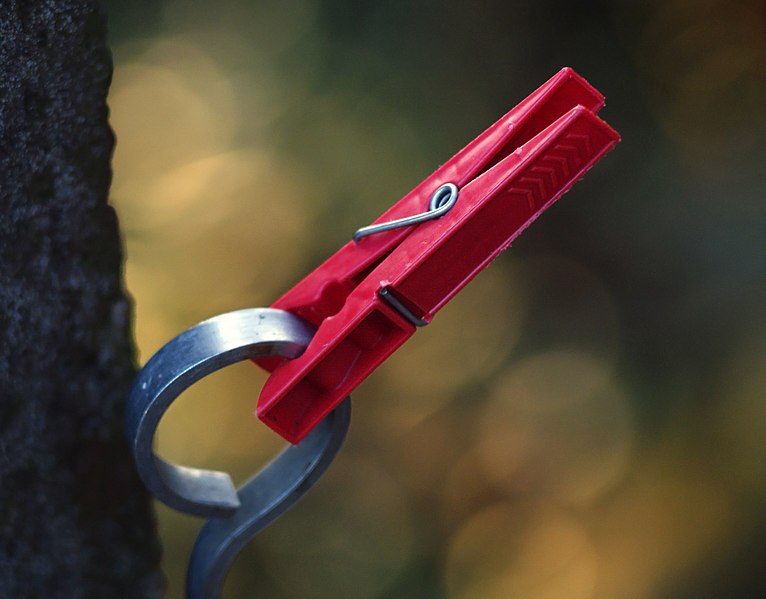 766px-Red_clothespin.JPG