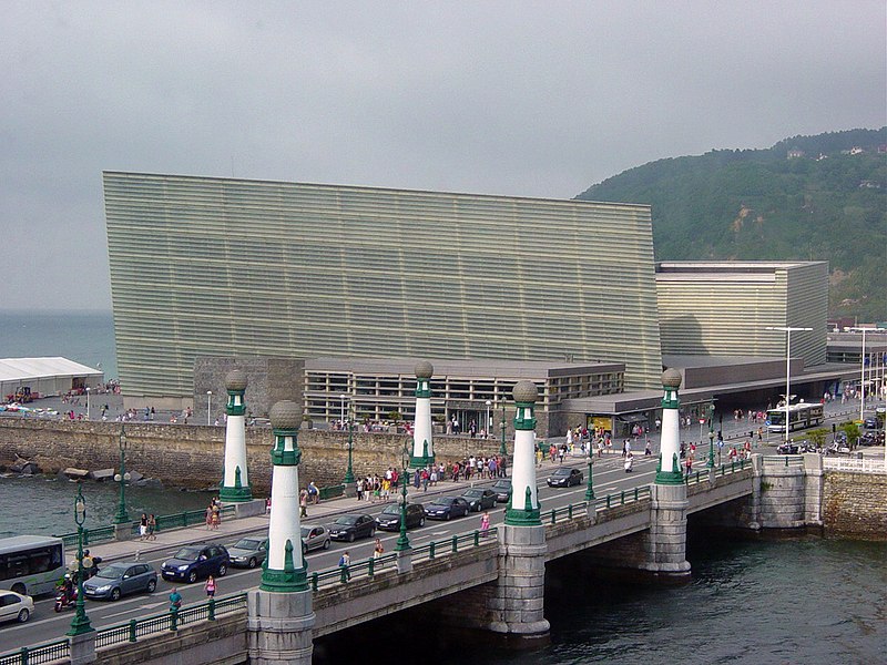 800px-San_Sebastian_Palacio_Kursaal.JPG