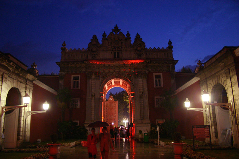 800px-Dolmabahce_Palace_Istanbul.jpg