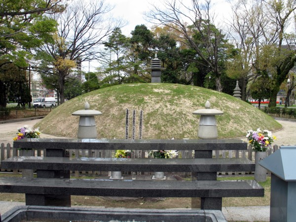Atomic_Bomb_Memorial_Mound.jpg