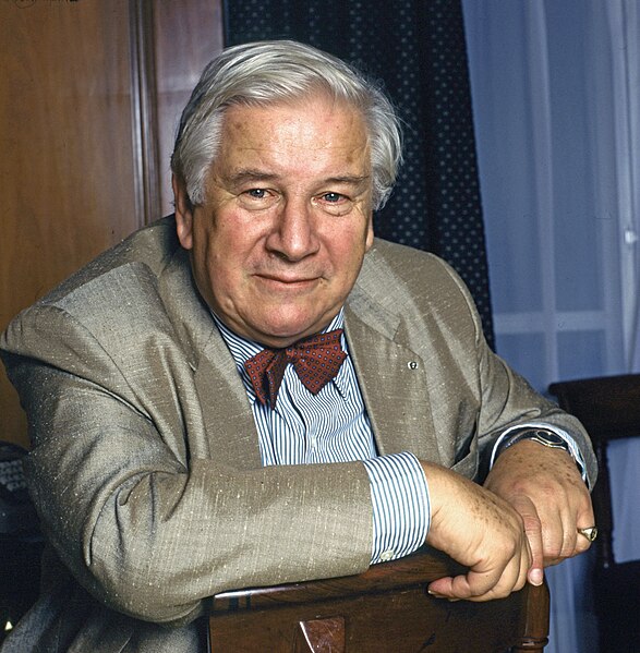 587px-Sir_Peter_Ustinov_Allan_Warren.jpg