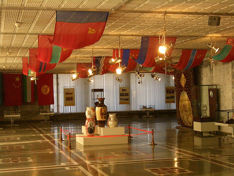 800px-E7901-Bishkek-museum-Lenin-carpet.jpg