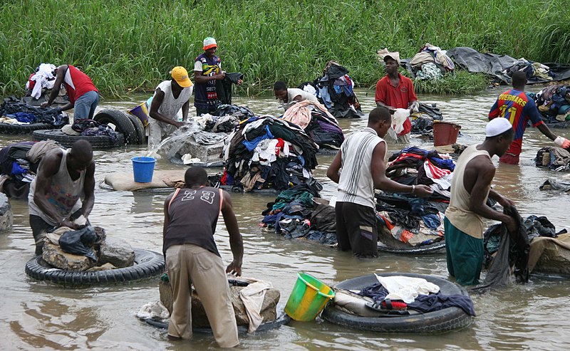 800px-Laundry_in_the_river.jpg