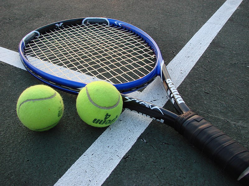 800px-Tennis_Racket_and_Balls.jpg