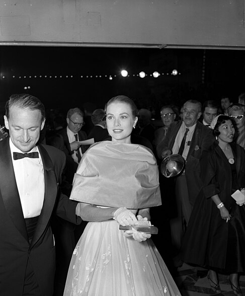 487px-Grace_Kelly_arriving_at_the_28th_annual_Academy_Awards%2C_1956.jpg