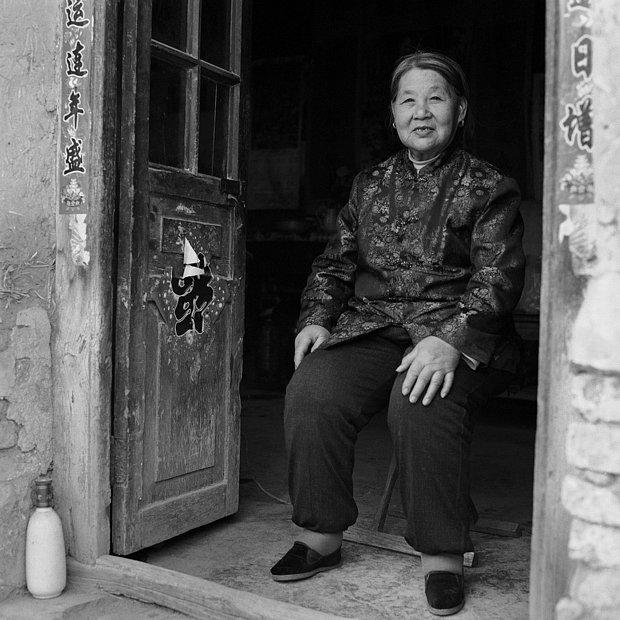 Çevirmenimin büyük annesinin de (Su Xi Rong, resimdeki kadın) lotus ayakları vardı ve 60km uzakta yaşıyordu. Böylece evine gittim ve o da projenin bir parçası olmayı kabul etti.